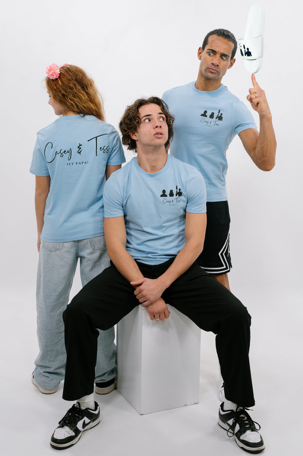 T-shirt officiel unisexe bleu "Casey & Tess (et papa)"