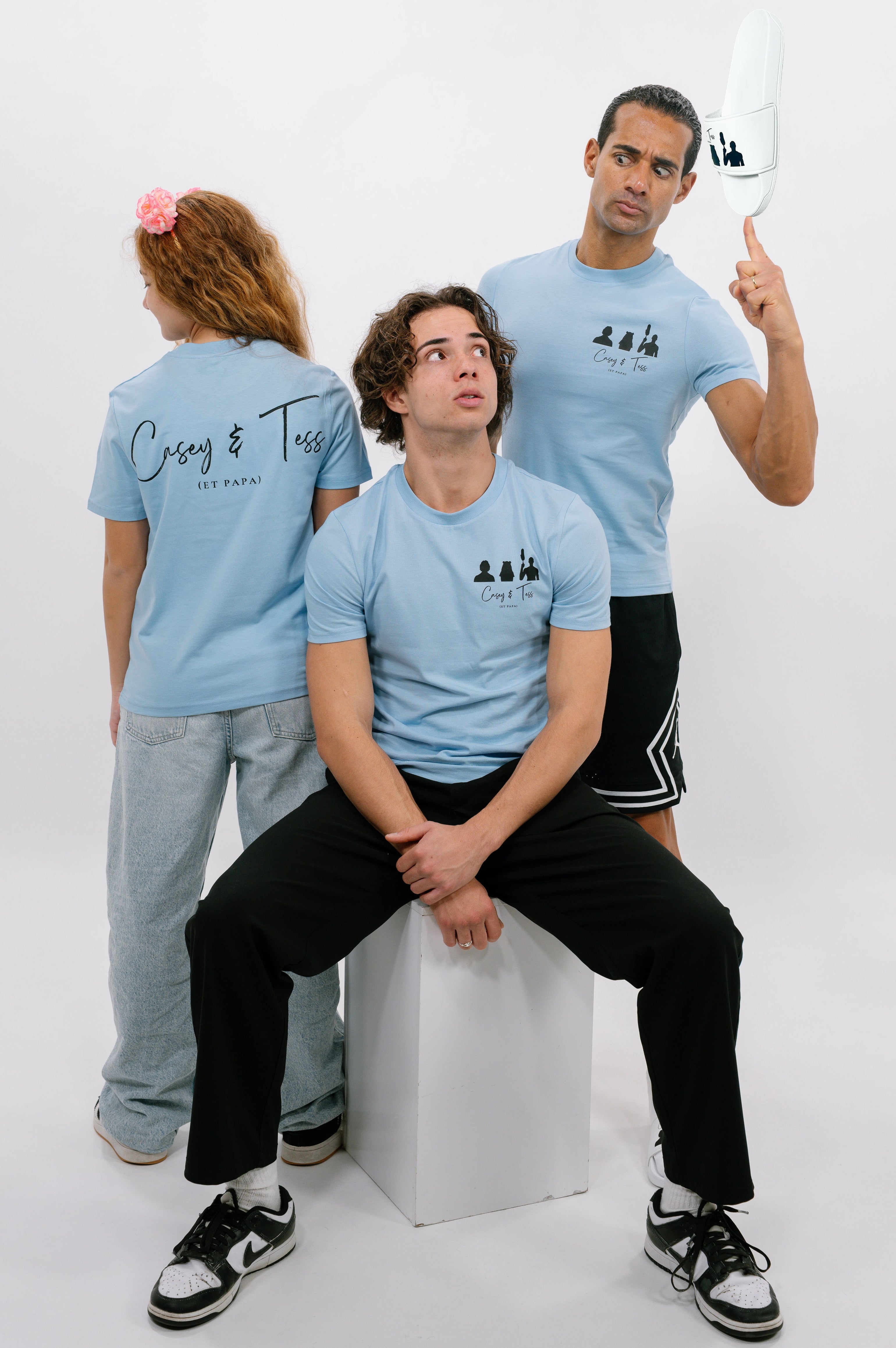 T-shirt officiel unisexe bleu "Casey & Tess (et papa)"