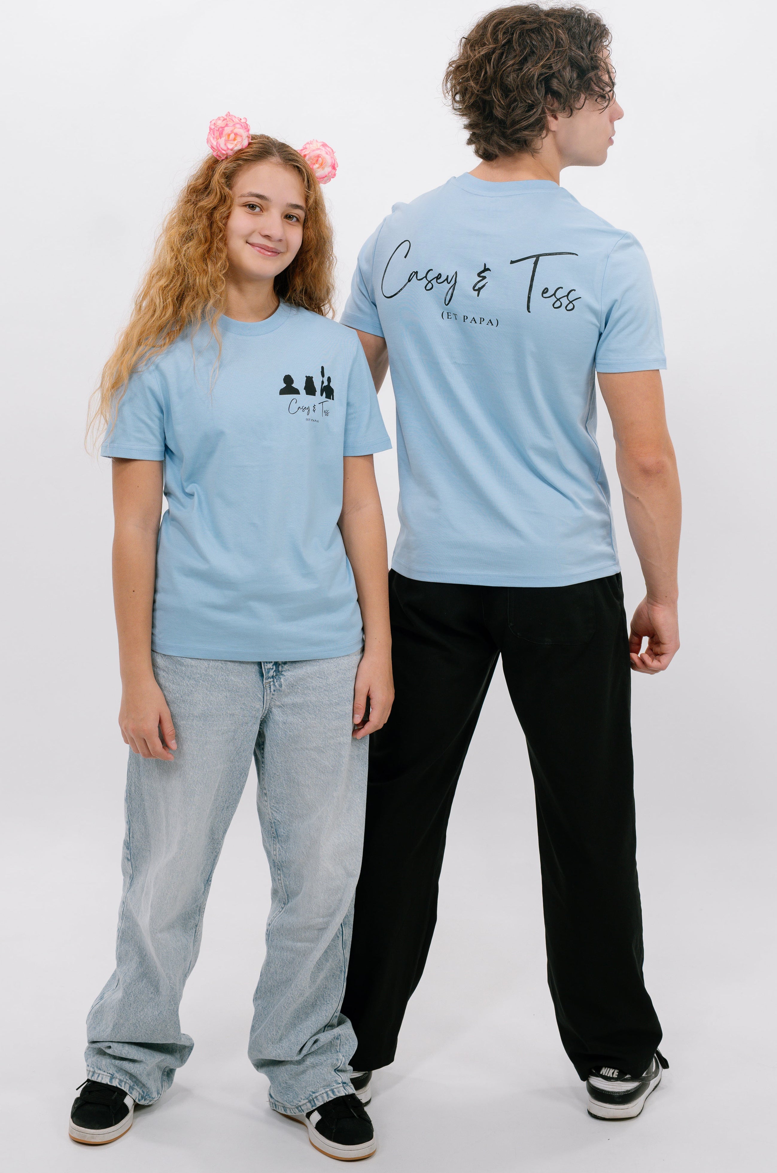 T-shirt officiel unisexe bleu "Casey & Tess (et papa)"