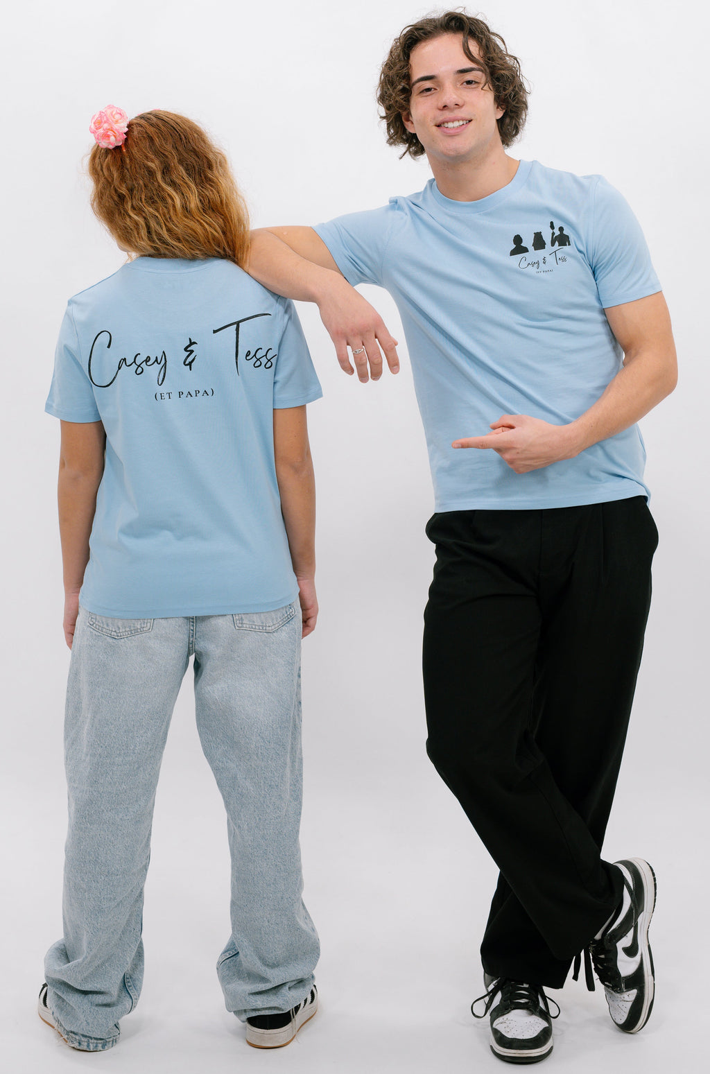 T-shirt officiel unisexe bleu "Casey & Tess (et papa)"