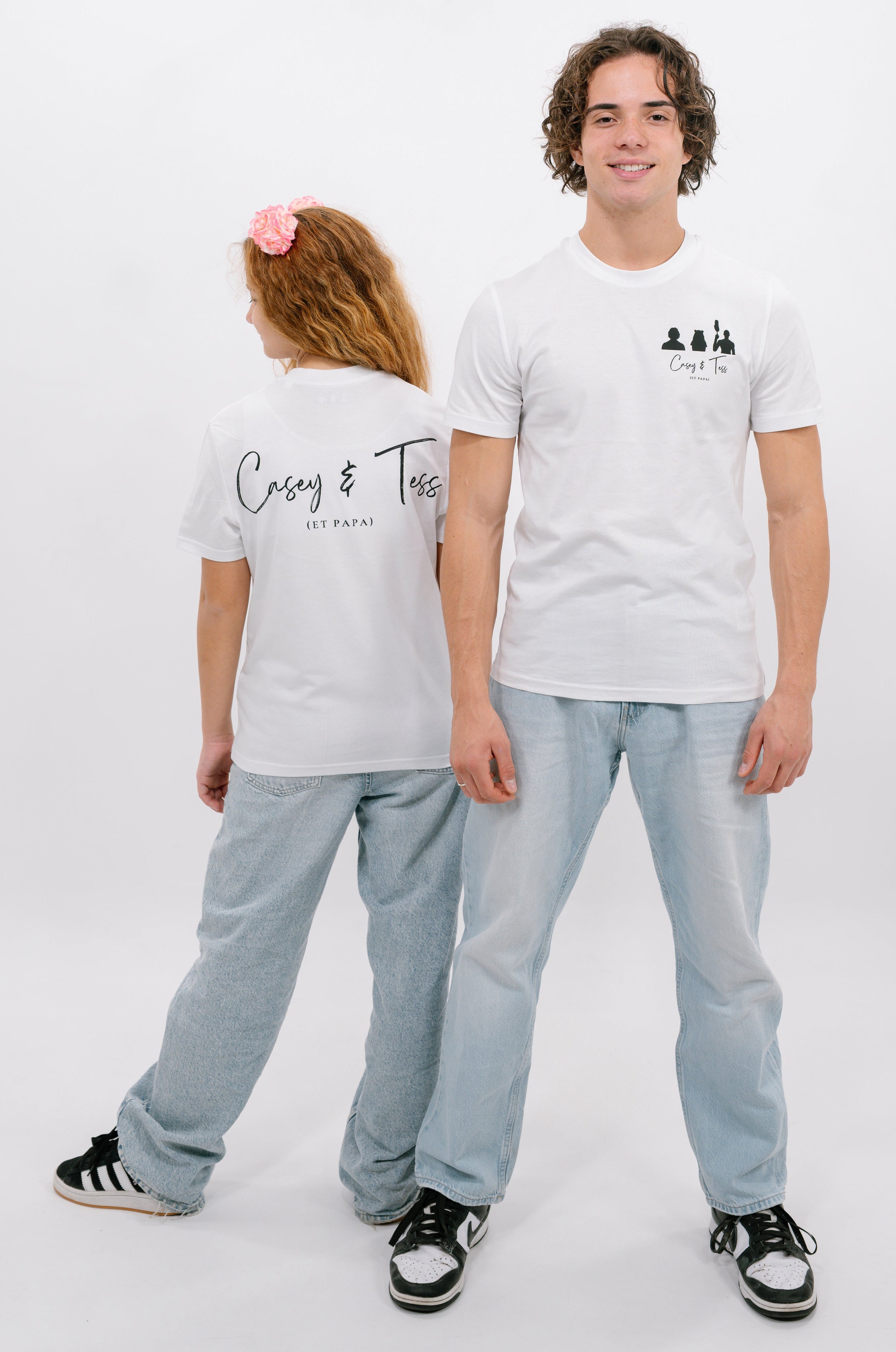 T-shirt officiel unisexe blanc "Casey & Tess (et papa)"