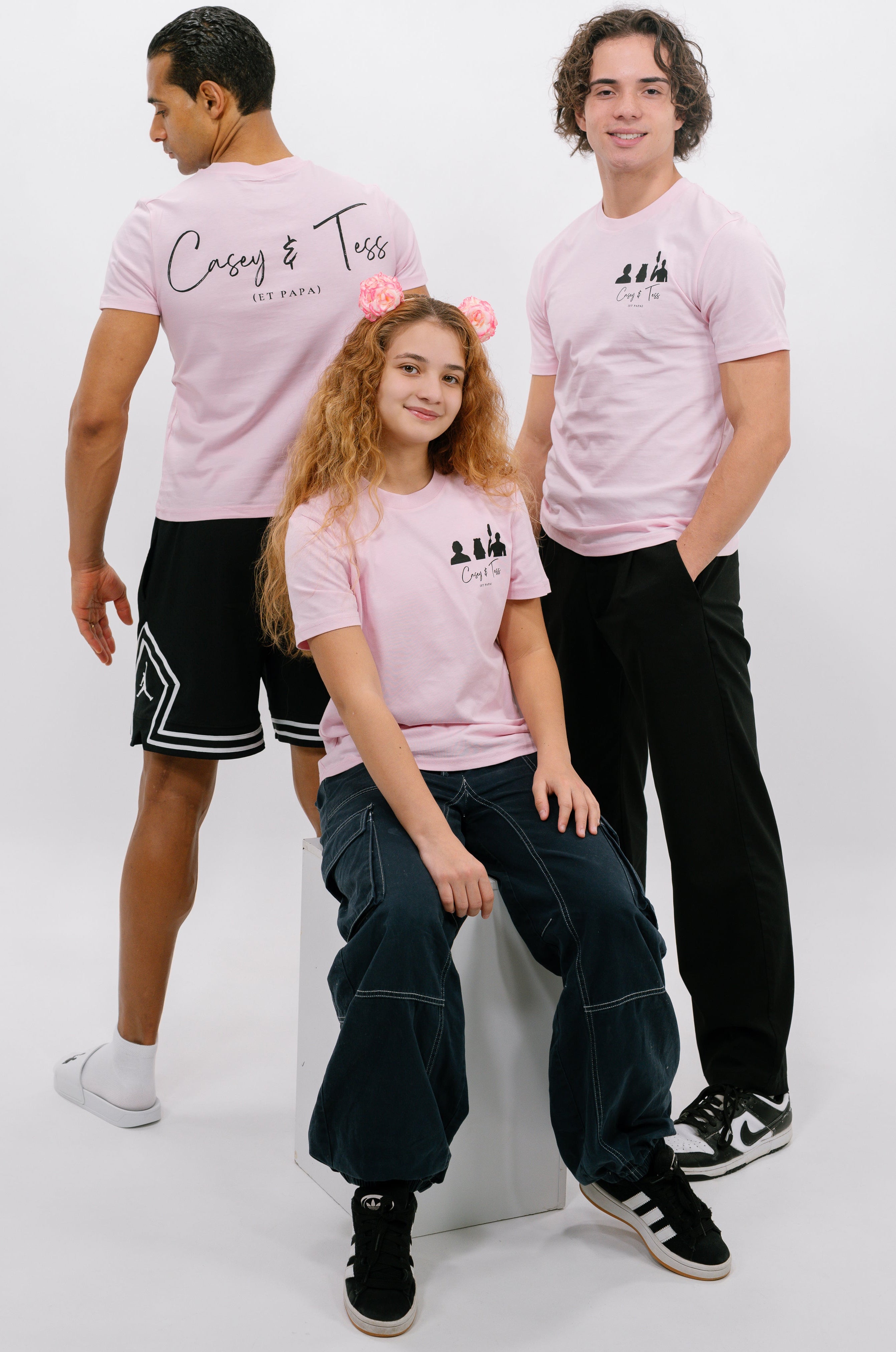 T-shirt officiel unisexe rose "Casey & Tess (et papa)"